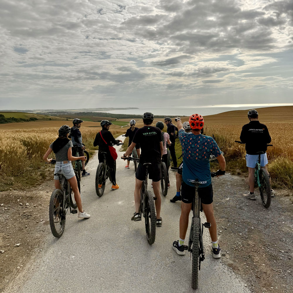 Sortie vélo en groupe entre mer et Caps sur la Côte d’Opale lors d’un team building entreprise